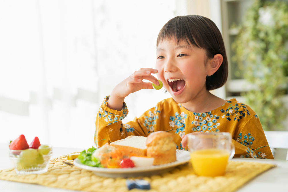 果物を食べるこども