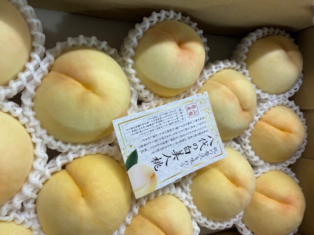 見た目も美しい白桃は贈り物にも最適
