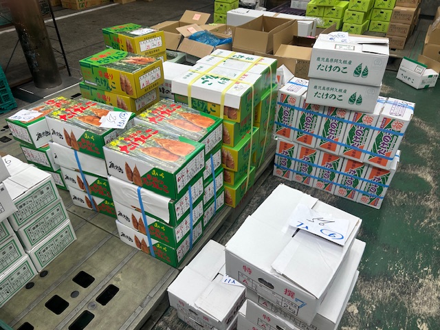 市場に大量入荷した春の食材たけのこ