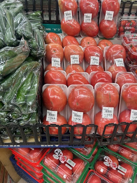 スーパーの野菜売り場に並ぶキャベツ
