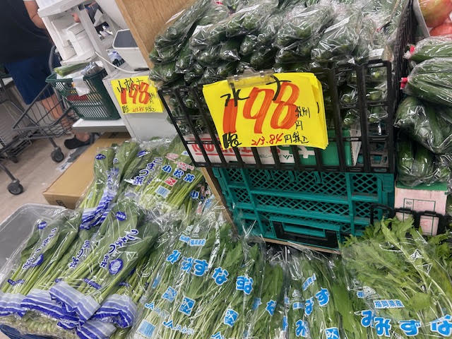 スーパーの野菜売り場に並ぶトマトと価格表示