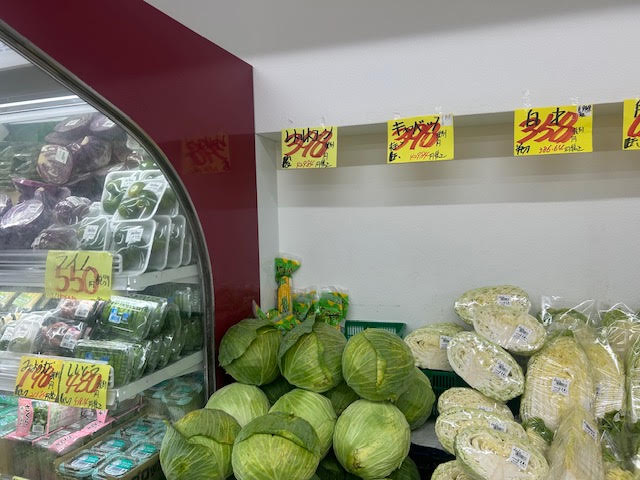 スーパーの野菜売り場に並ぶきゅうりと水菜