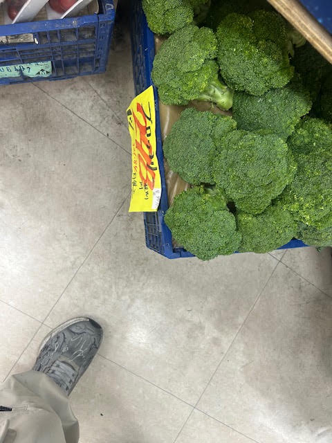 スーパーの野菜売り場に並ぶブロッコリー